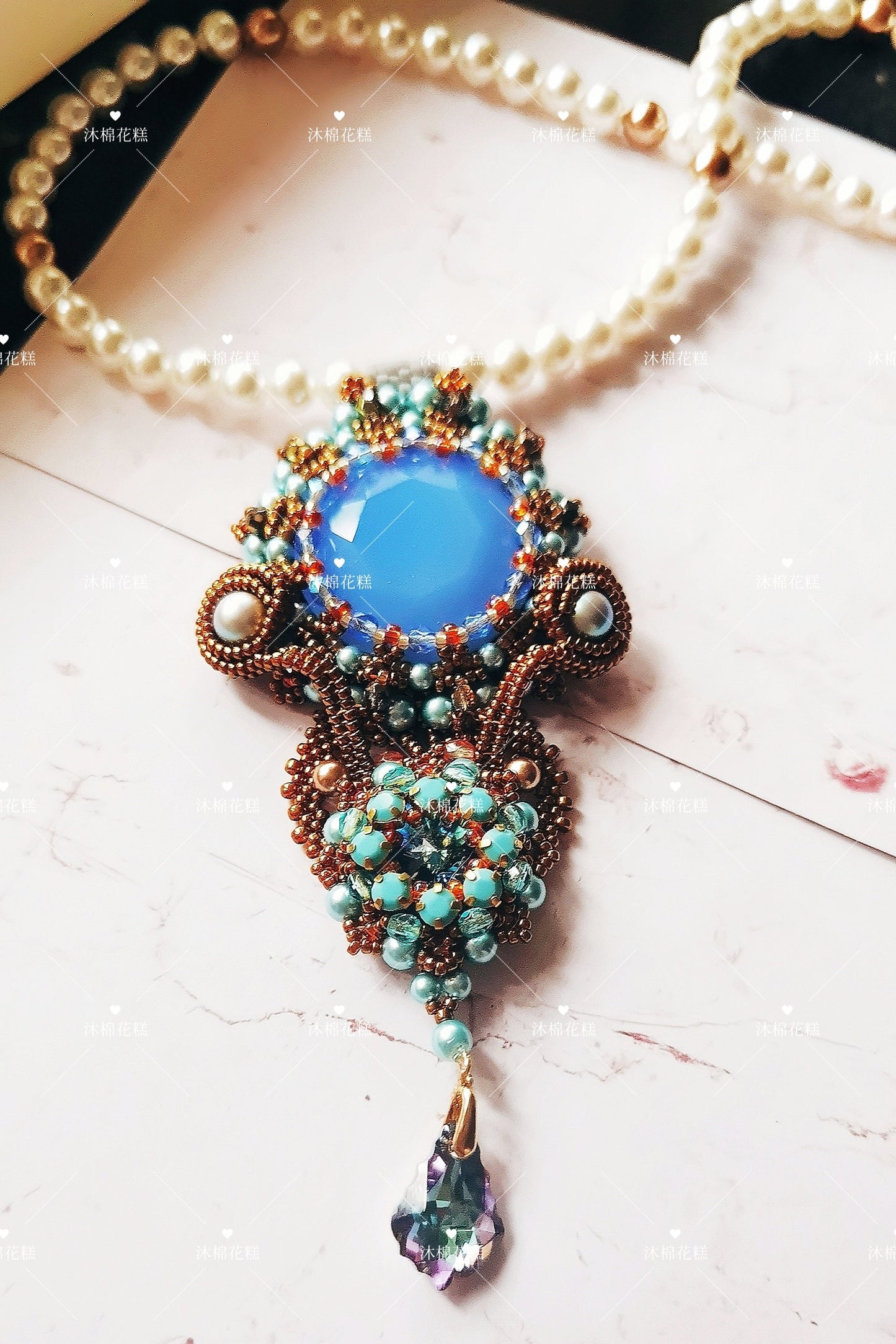 This handcrafted statement piece features a celestial-inspired design. Measuring 11×4cm, it combines glass imitation pearls, delicate glazed seed beads, and Swarovski crystals to create a stunning comet-themed pendant. The upper section is a refined pearl necklace, while the blue accents in the pendant symbolize the sky, adding a touch of elegance and meaning to the design.